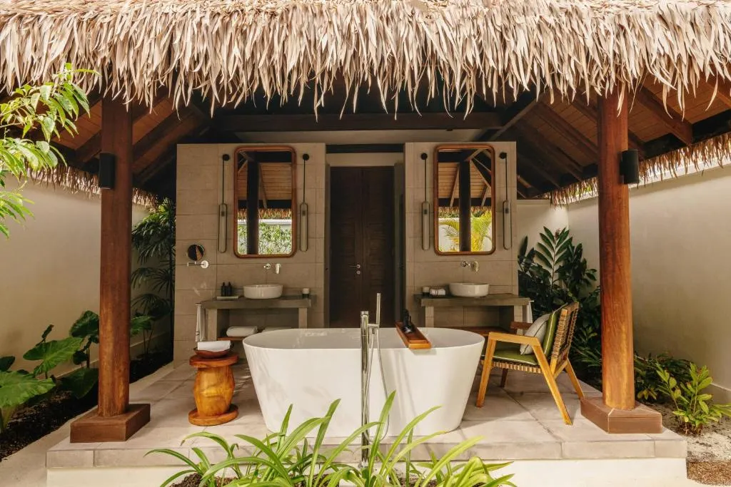 Baño exterior en Meliá Whale Lagoon Maldivas