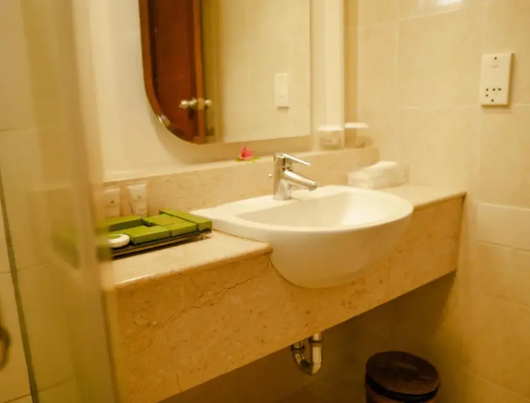 Lavabo y tocador del baño en una habitación de huéspedes de Merumatta Senggigi Lombok, Mataram