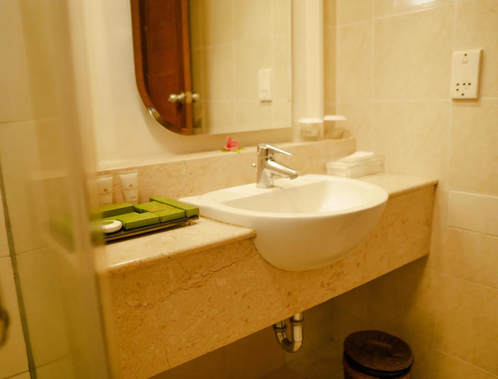 Lavabo y tocador del baño en una habitación de huéspedes de Merumatta Senggigi Lombok, Mataram