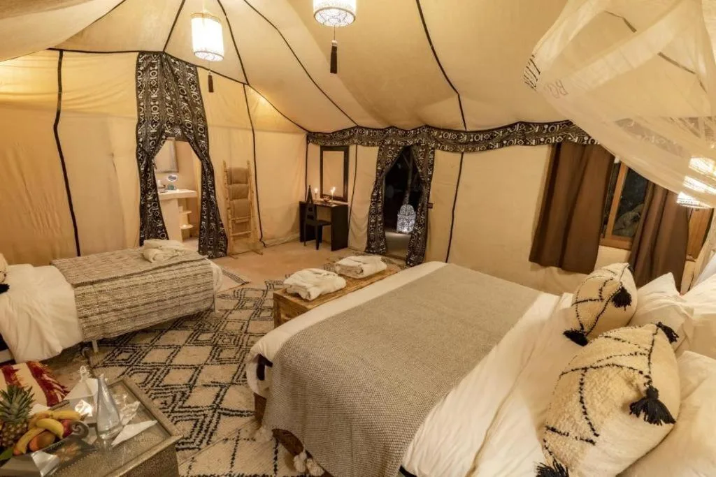Interior elegante de una tienda en Merzouga Activities Desert Camp
