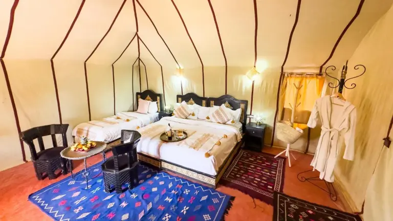 Tienda de lujo familiar en Merzouga Alicante Luxury Camp en Merzouga con camas individuales y dobles