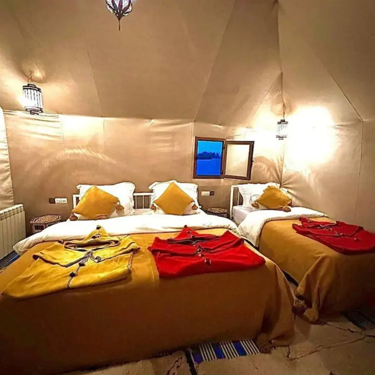 Merzouga Authentic Camp – Hotel in Merzouga, Marokko – ein Schlafzimmer mit zwei Betten in einem Zelt im Merzouga Authentic Camp in Merzouga