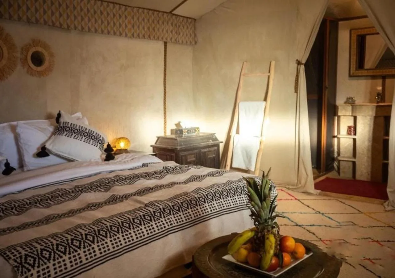 Merzouga Authentic Camp – Hotel in Merzouga, Marokko – zwei Betten in einem kleinen Zimmer mit sidx sidx sidx im Merzouga Authentic Camp in Merzouga