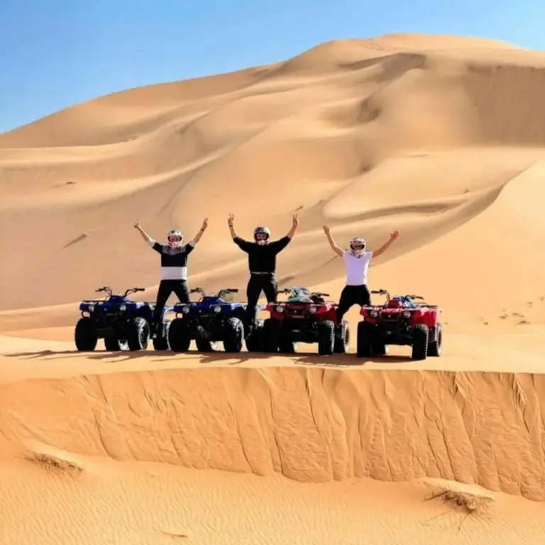 Grupo de amigos disfrutando de paseos en ATV en Merzouga Beduien Camping