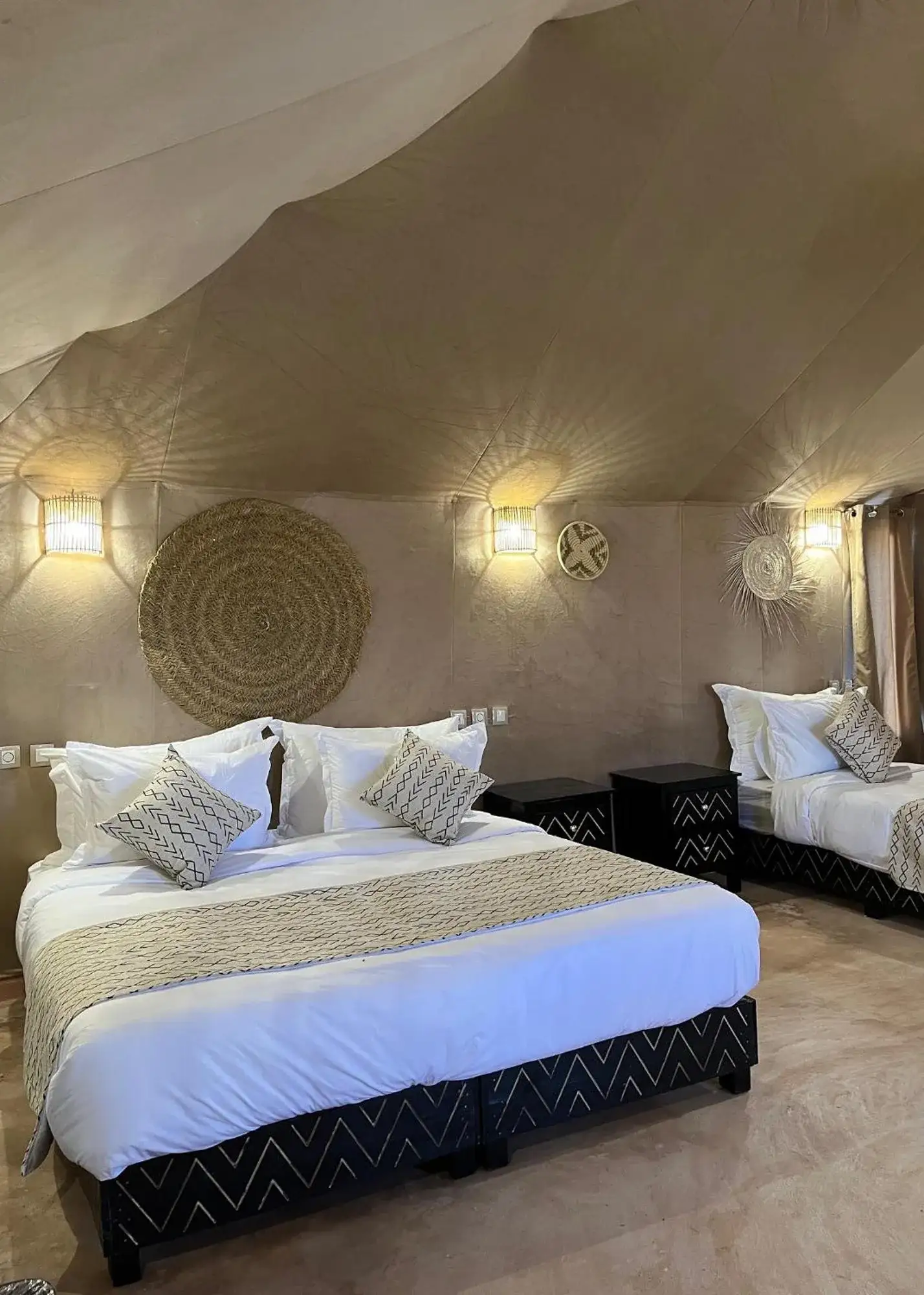 Vue élégante de l’intérieur de la tente au Merzouga Classic Luxury Camp