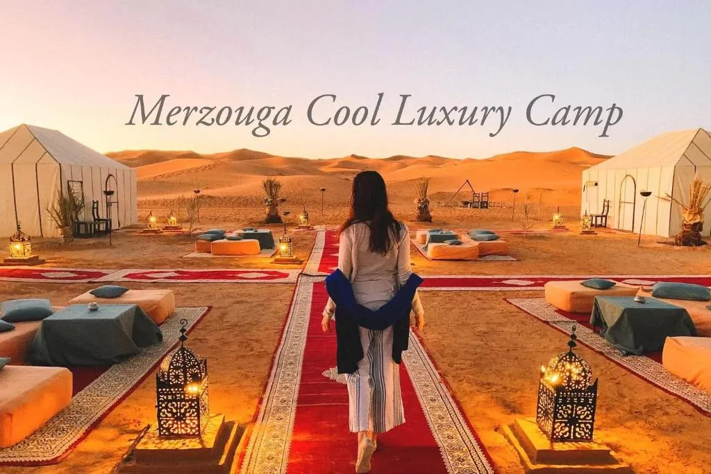 Vista de la entrada del Merzouga Cool Luxury Camp con fondo desértico