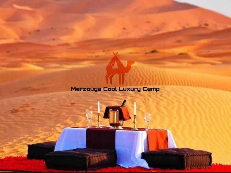 Elegante configuración de comedor en el desierto en Merzouga Cool Luxury Camp