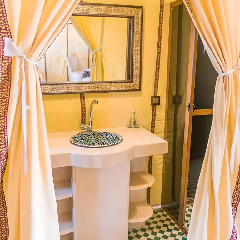 Badezimmerbereich im Merzouga Deluxe Camp