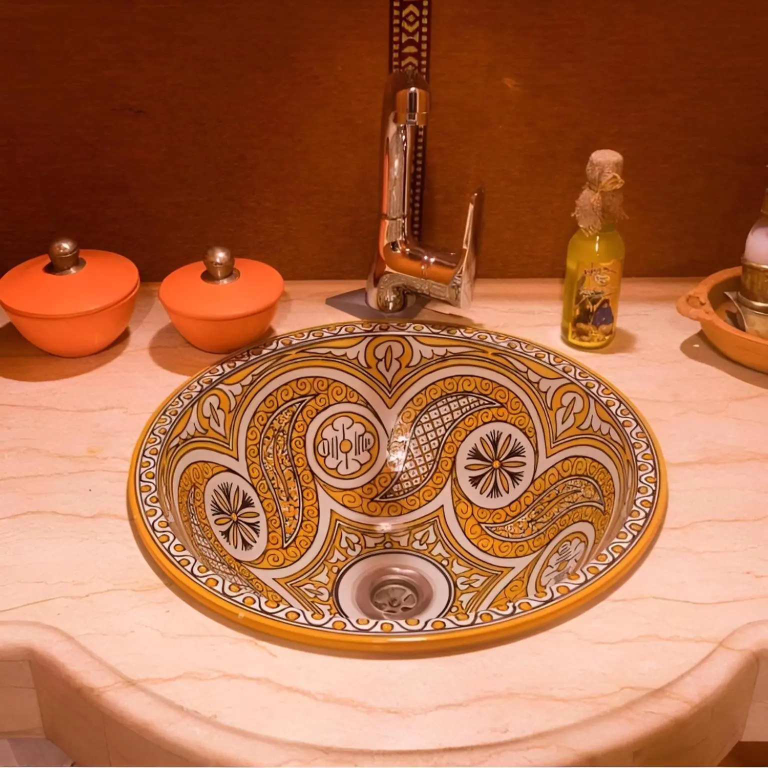 Künstlerisches Waschbecken im Badezimmer des Merzouga Deluxe Camp