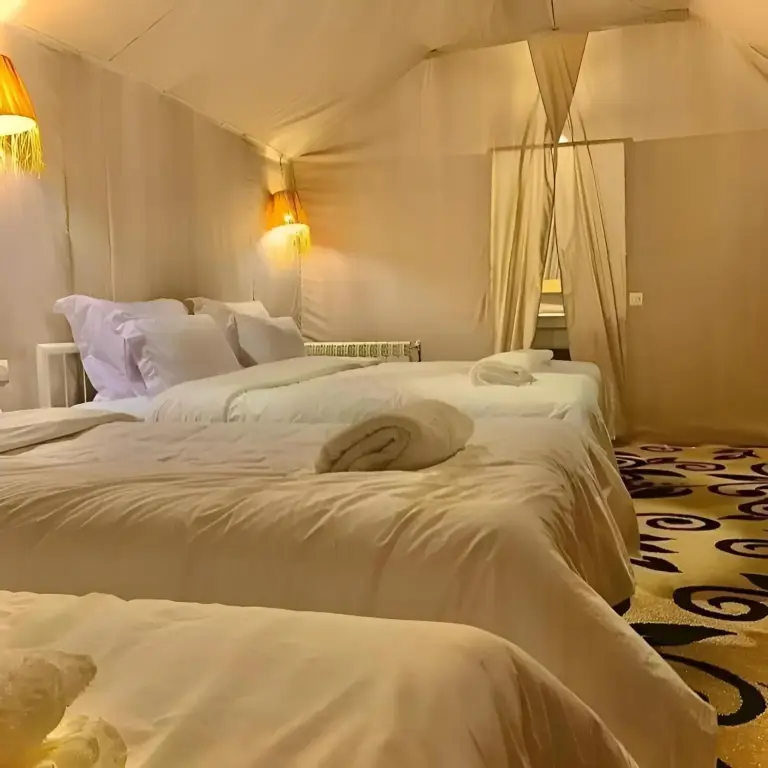 Bettwäsche-Setup im Merzouga Deluxe Camp