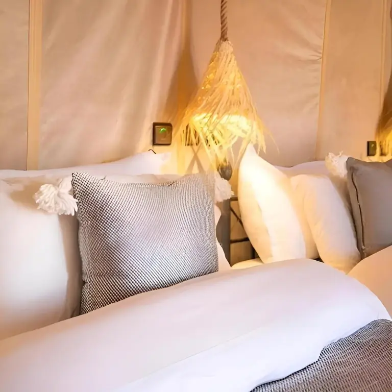 Gemütliche Betten im Merzouga Deluxe Camp