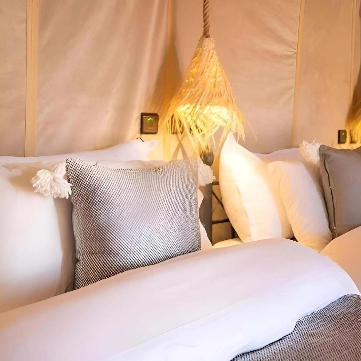 Gemütliche Betten im Merzouga Deluxe Camp
