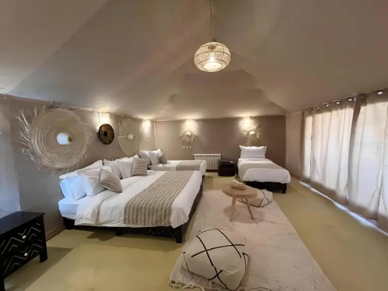 Gemütlicher Wohnraum im Merzouga Deluxe Camp