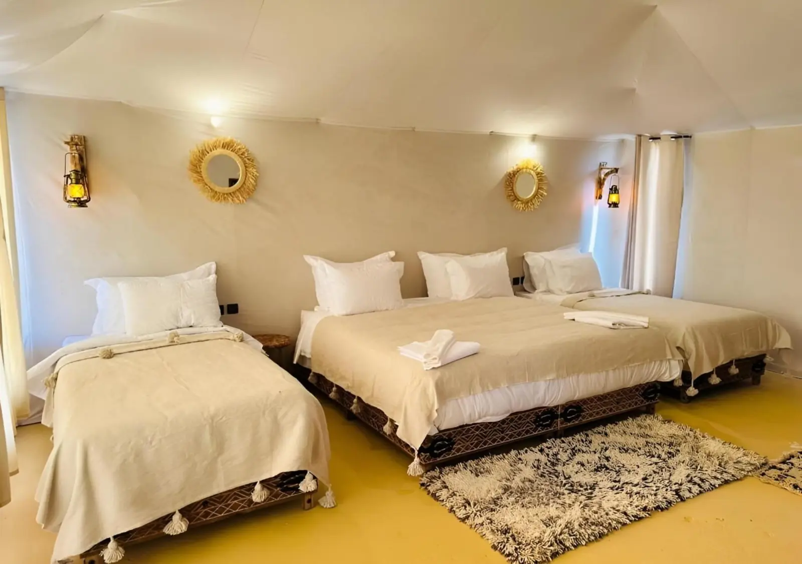 Bequemes Dreibettzimmer im Merzouga Deluxe Camp