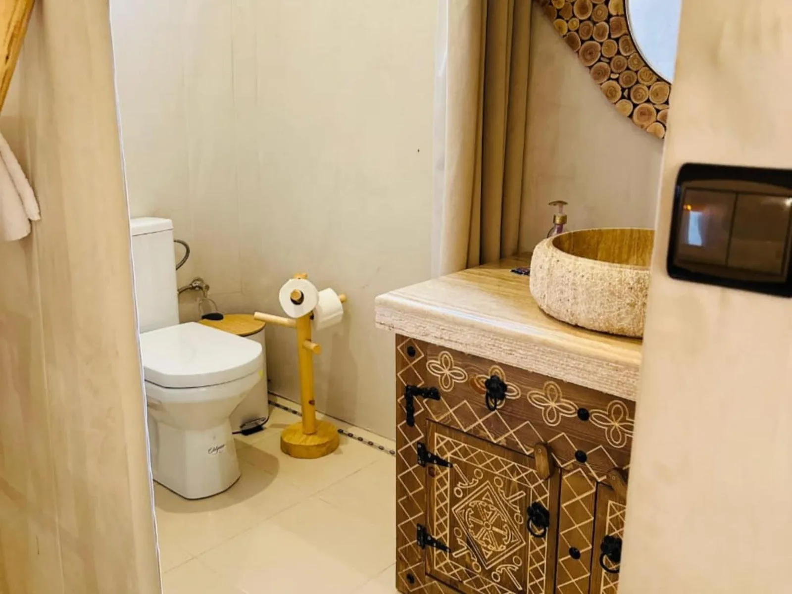 Mueble de baño en Merzouga DuneNova Luxury Camp en Merzouga con inodoro, mueble lavabo y acabados modernos