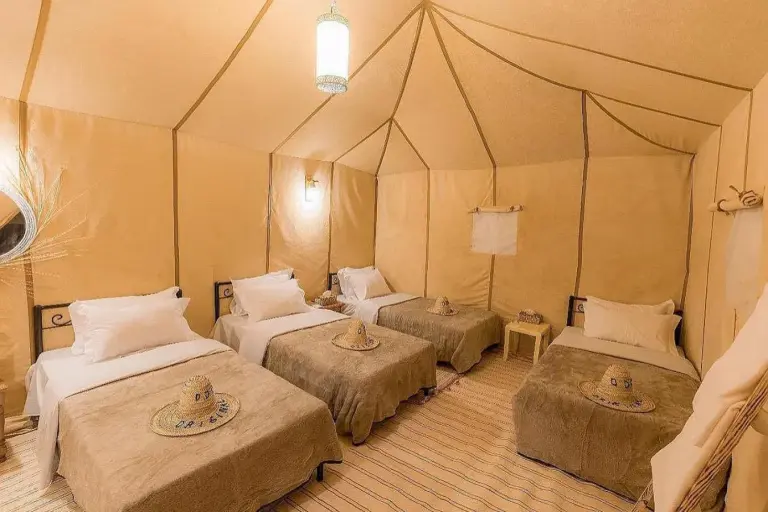 Vierbett-Zeltzimmer im Merzouga Exclusive Camp in Merzouga, Marokko