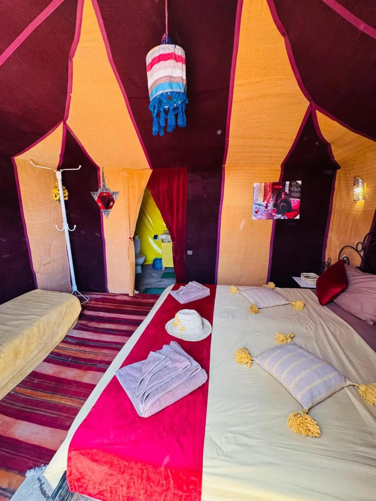Interior vibrante de la tienda en Merzouga Explore Desert Camp