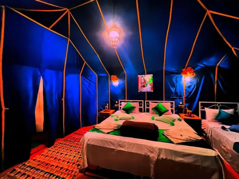 Interior de tienda azul en Merzouga Explore Desert Camp