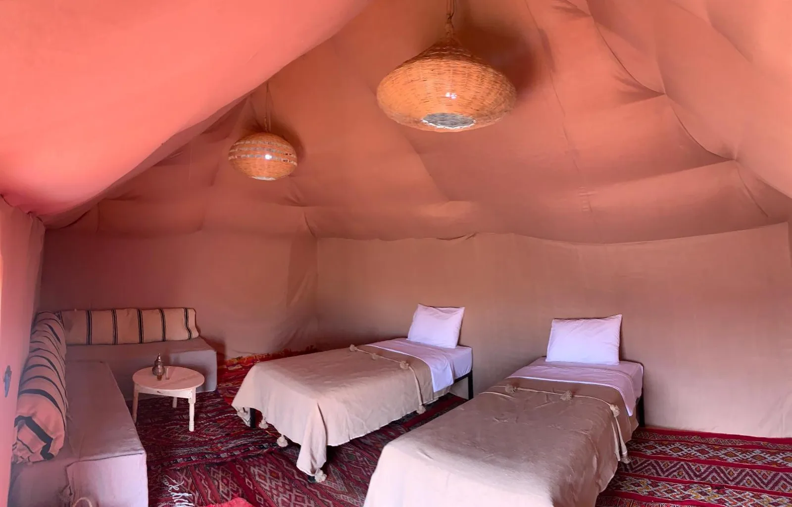 Einzelzelt-Innenansicht im Merzouga Glamping Camp
