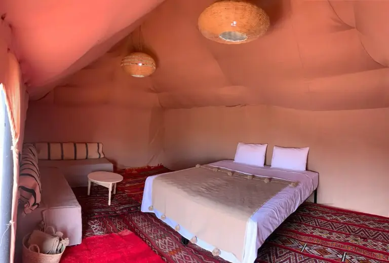 Gemütliche Doppelzelt-Innenansicht im Merzouga Glamping Camp