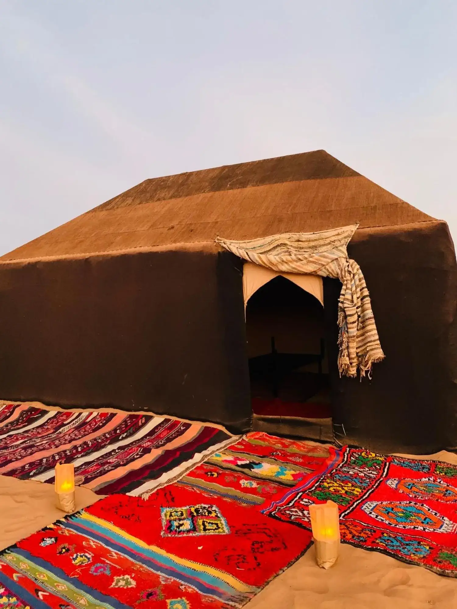 Außenansicht eines Zeltes im Merzouga Glamping Camp