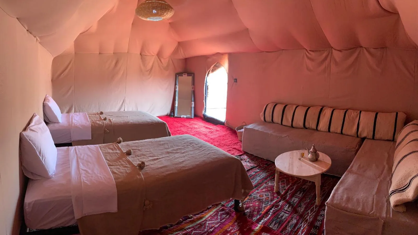 Innenansicht eines geräumigen Wohnzeltes im Merzouga Glamping Camp