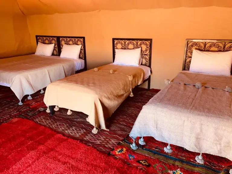 Innenansicht eines geräumigen Zeltes im Merzouga Glamping Camp