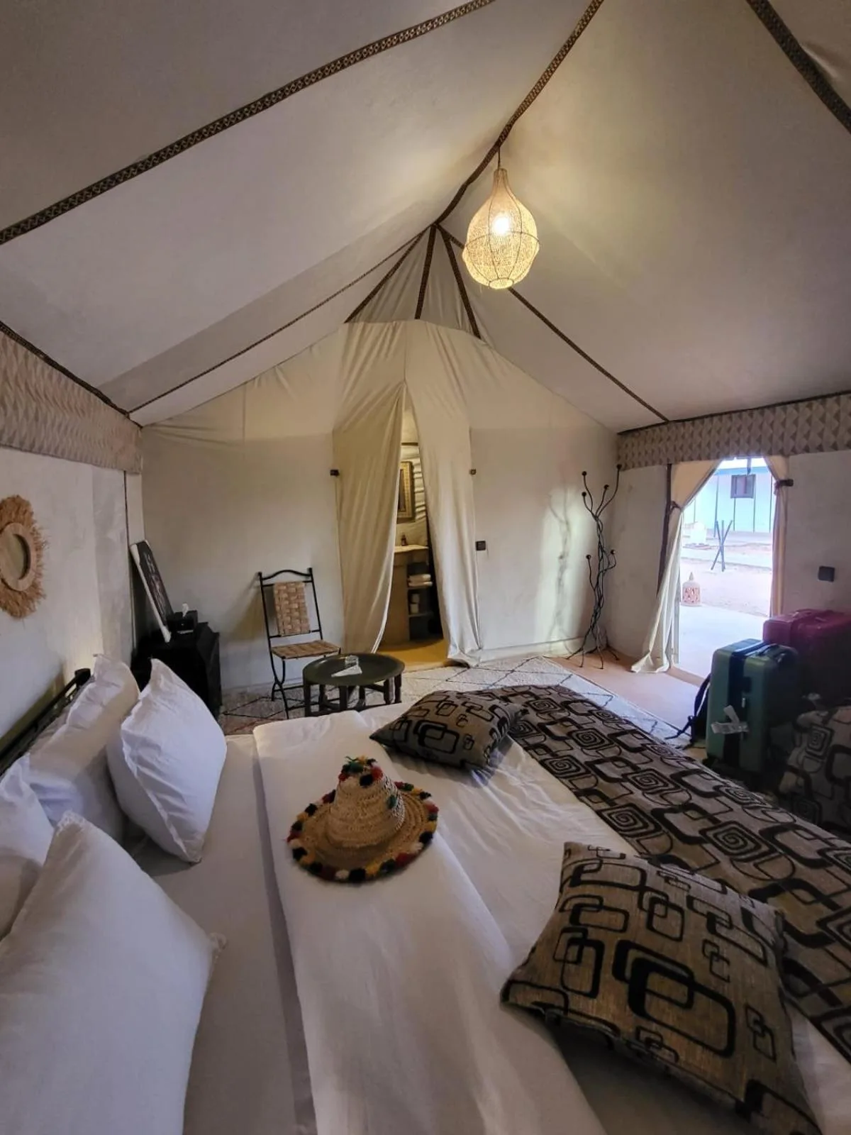 Encantador interior de la tienda deluxe en Merzouga Glossy Camp