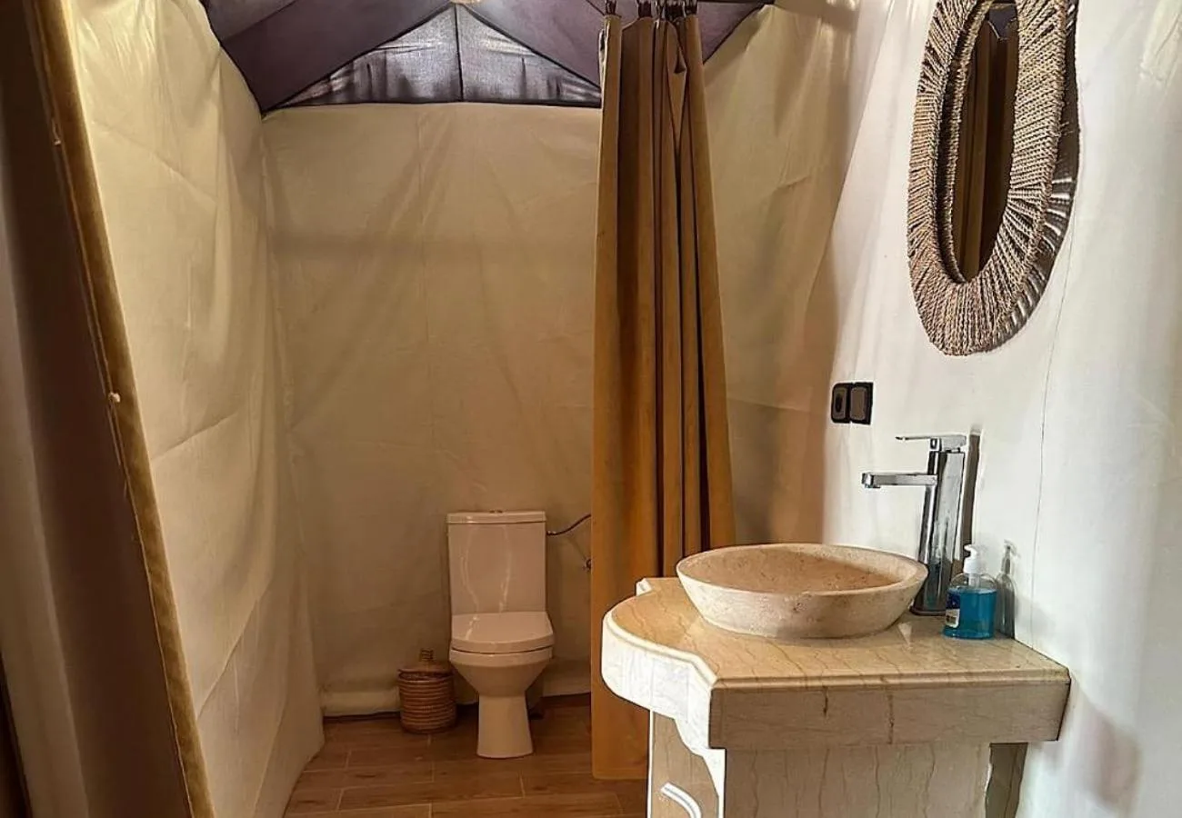 Baño privado en Merzouga Glossy Camp