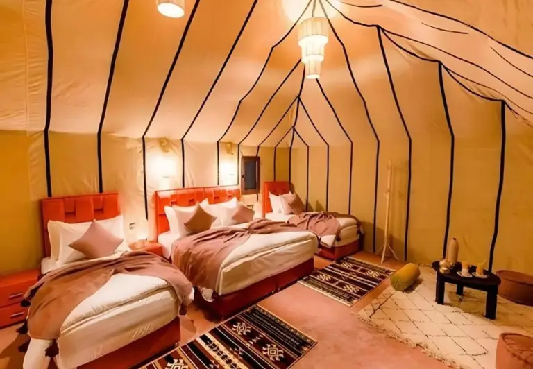 Amplio interior de la tienda en Merzouga Glossy Camp