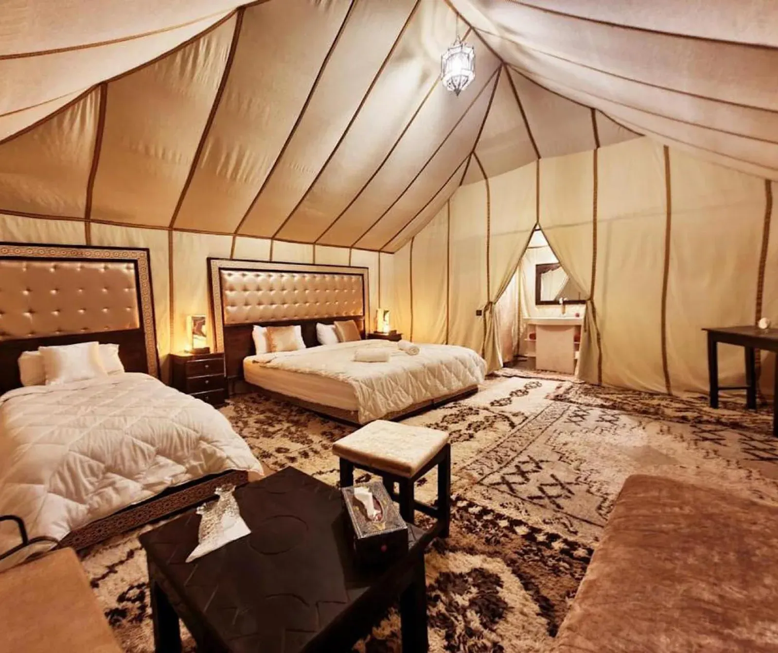 Interior de la suite familiar de Merzouga Guest Camp