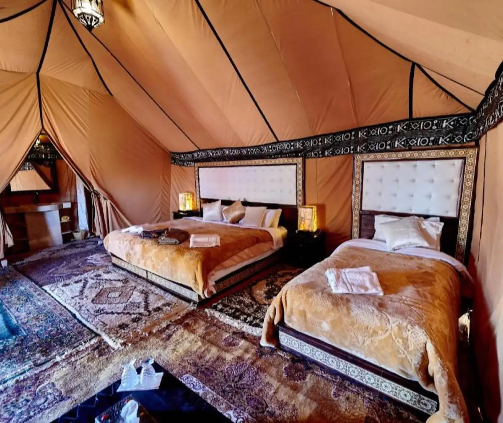 Interior de la habitación doble en tienda de Merzouga Guest Camp