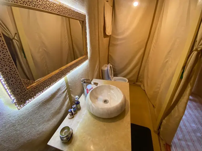 Badezimmereinrichtungen in einem Zelt im Merzouga Heart Luxury Camp