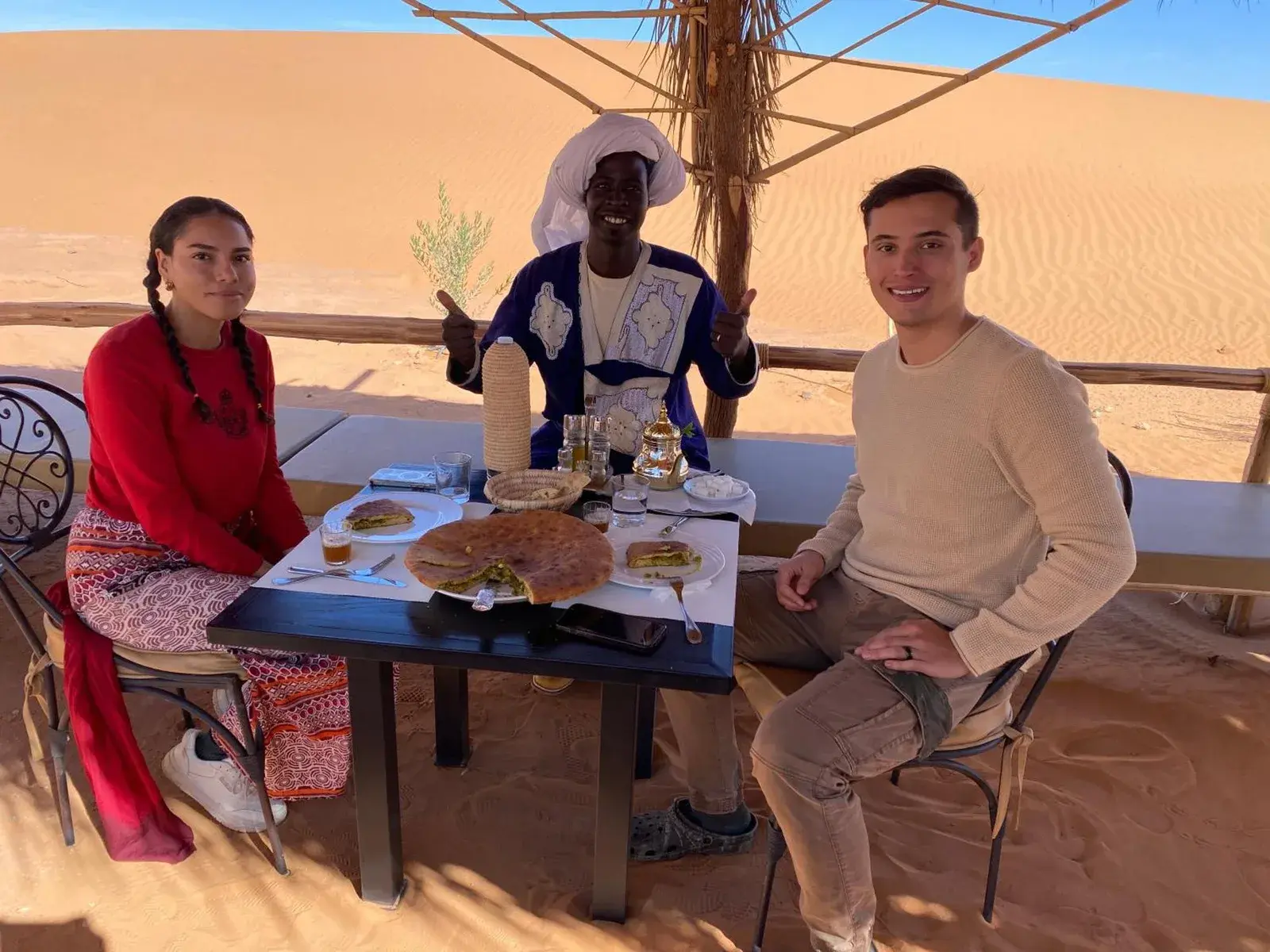 Speiseerlebnis im Merzouga Heart Luxury Camp mit Gästen und Personal