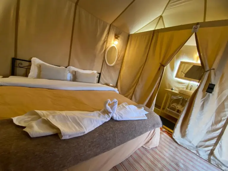 Luxuszelt mit Bettwäsche im Merzouga Heart Luxury Camp
