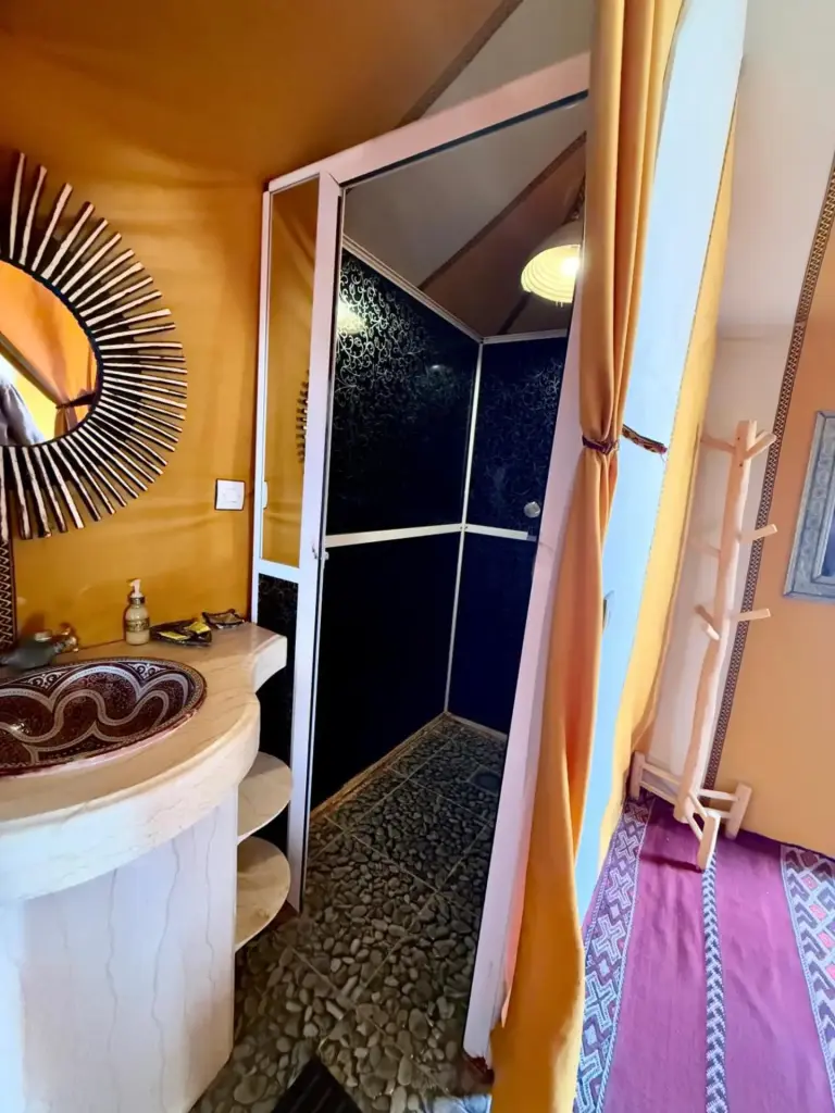 Espace douche en décoration jaune au Merzouga Limited-Time Camp, Merzouga