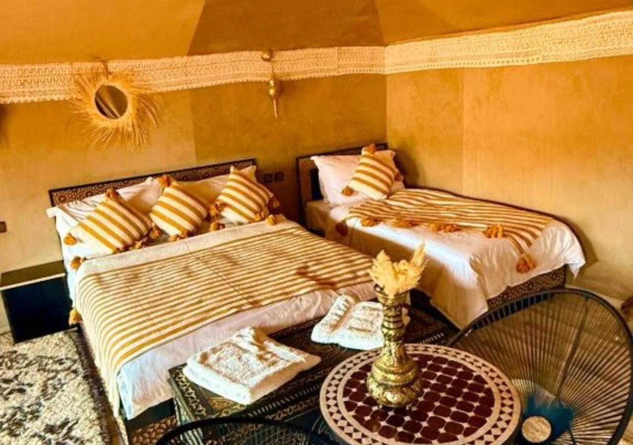 Gemütliches Schlafzimmer im Merzouga Luxe Desert Camp