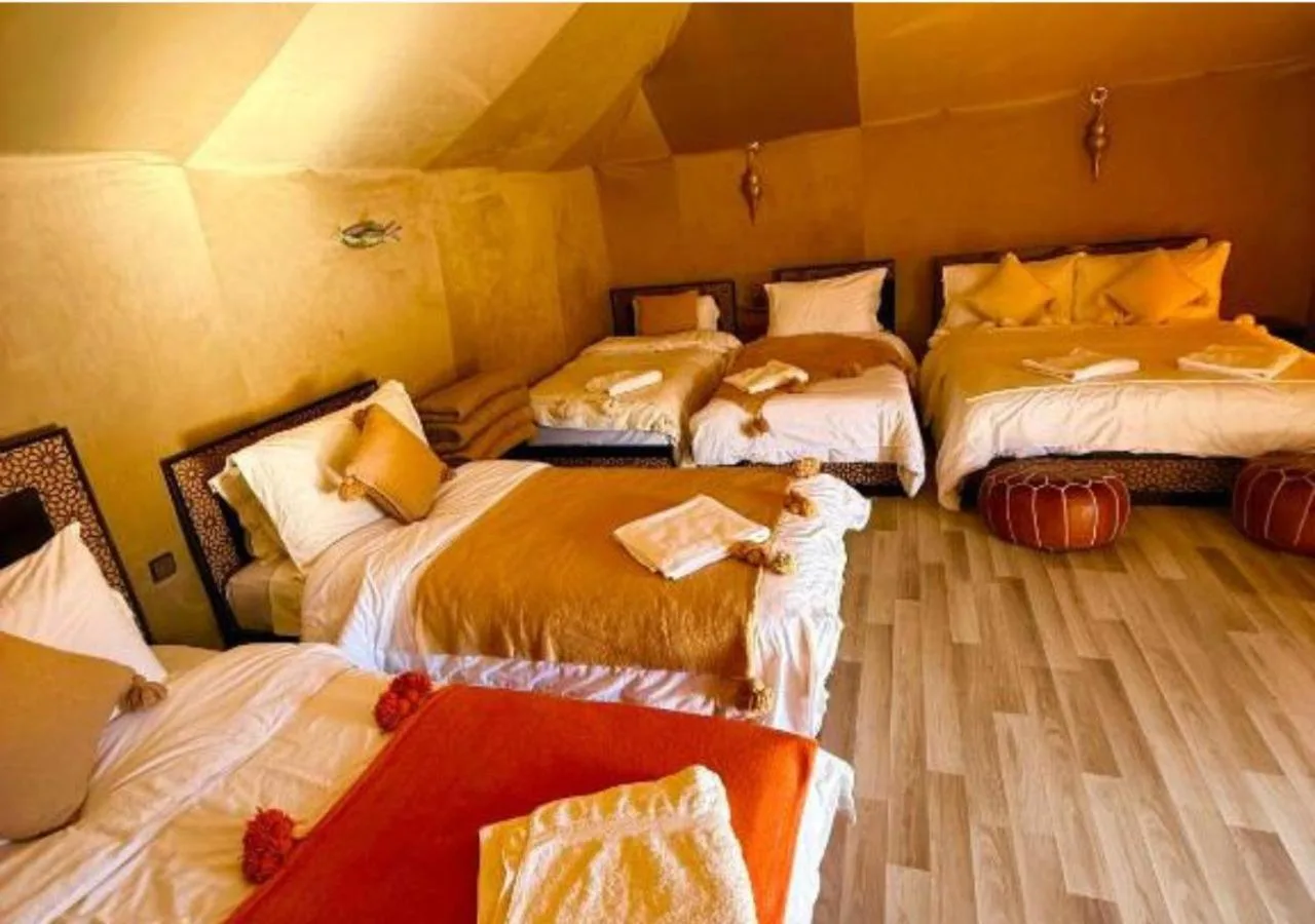 Geräumiges Familienzimmer im Merzouga Luxe Desert Camp