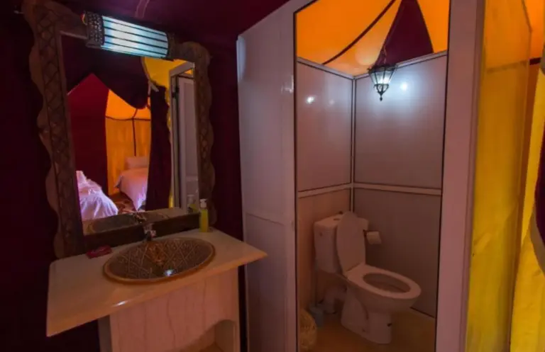 Zona de aseo privado dentro de una tienda de lujo en Merzouga Luxurious Camp en Merzouga, Marruecos