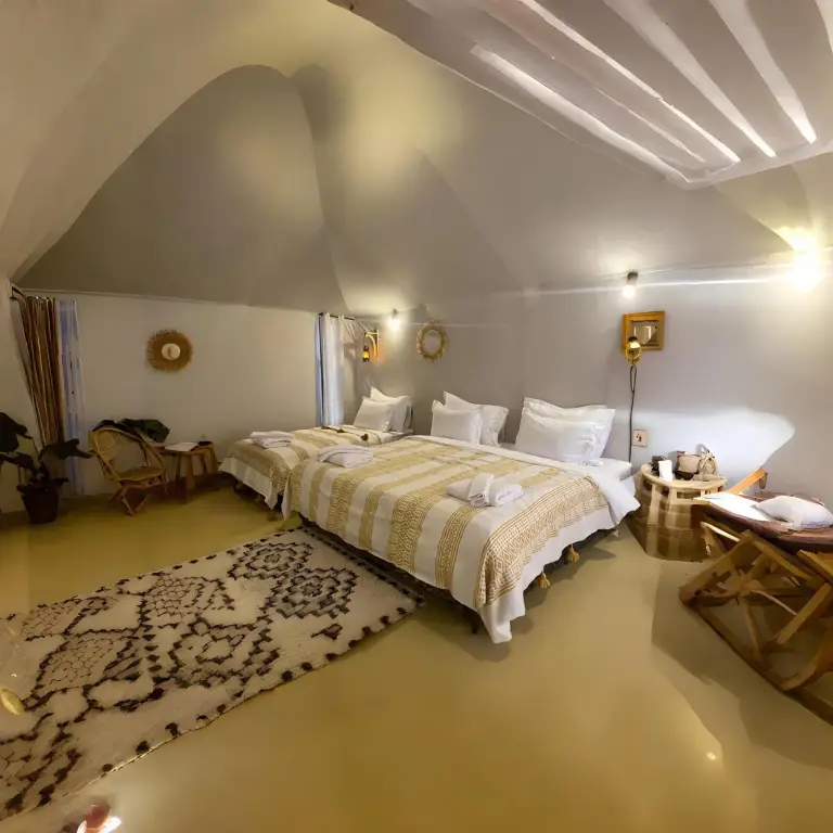 Schickes Schlafzimmer im Merzouga Luxury Desert Camp
