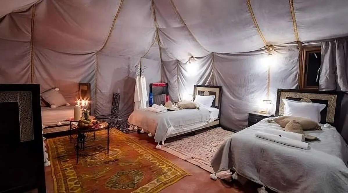 Autre intérieur de tente de luxe au Merzouga Luxury Dunes Camp