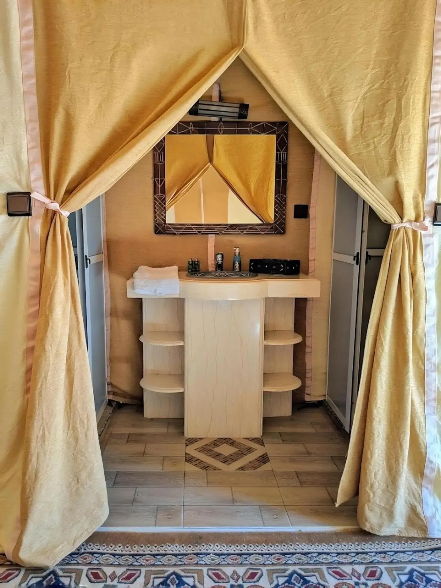 Espace salle de bains au Merzouga Luxury Dunes Camp