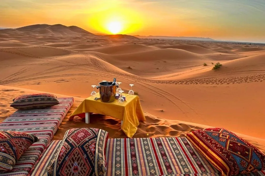 Vue du coucher de soleil sur les dunes au Merzouga Luxury Dunes Camp