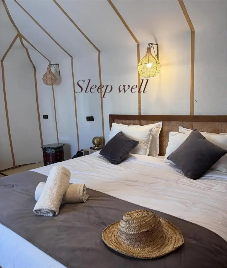Chambre décorée de Merzouga Luxury Glamping