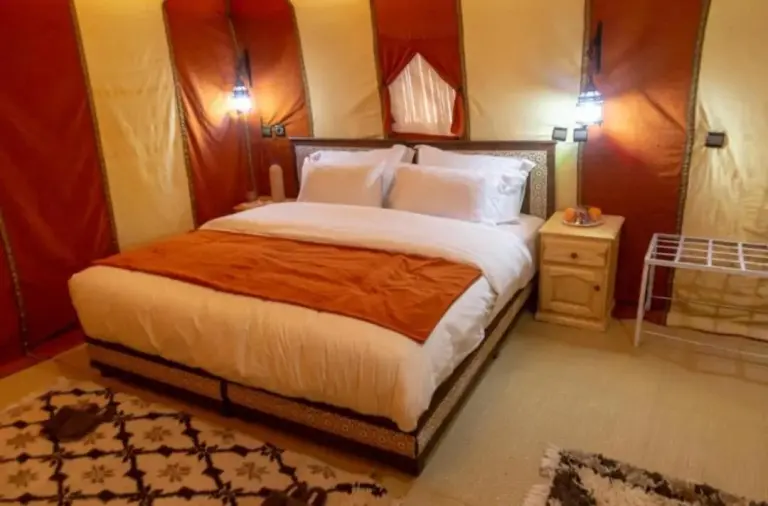Innenraum eines Deluxe-Zelts im Merzouga Luxury Tented
