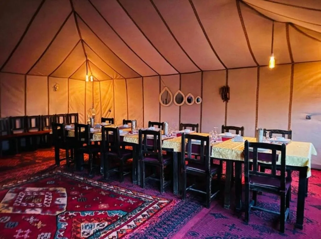Speisebereich im Merzouga Luxury Tented