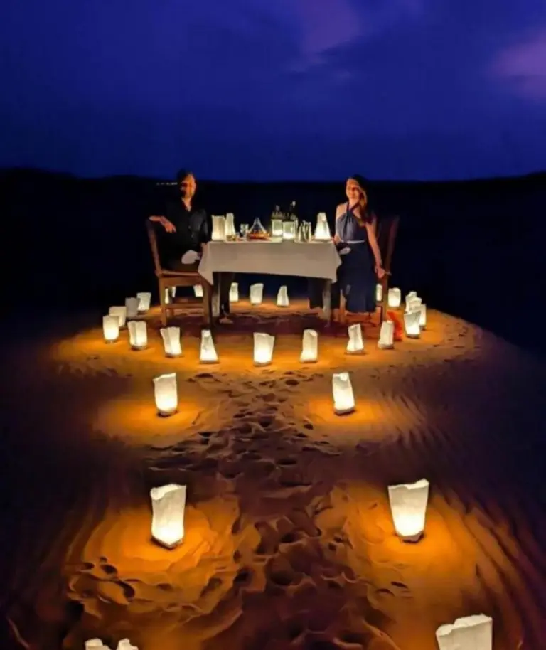 Romantische Dinner-Einrichtung in der Wüste nahe Merzouga Luxury Tented