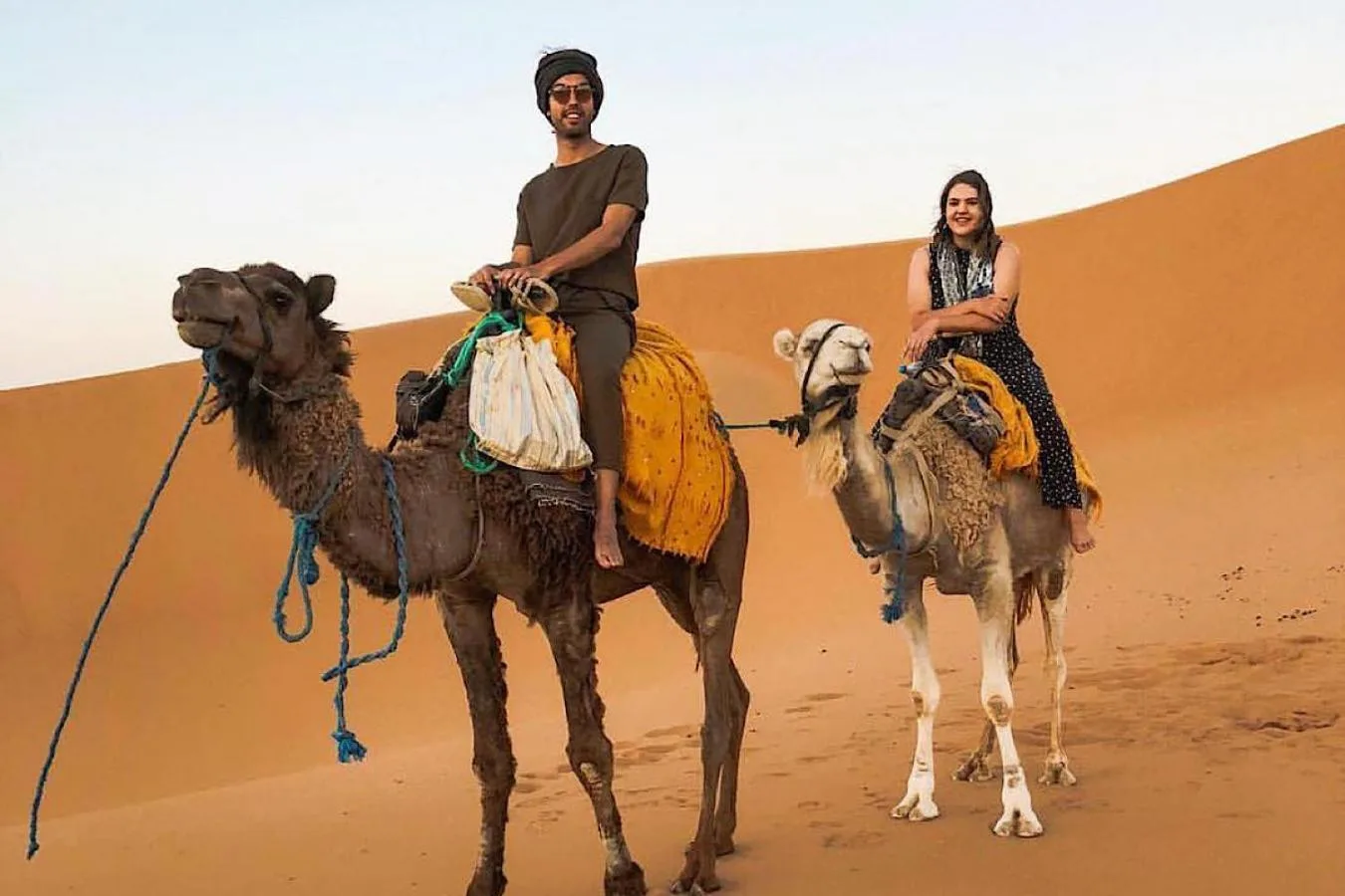 Merzouga Luxury Tents & Activities – Hotel in Merzouga, Marokko – ein Badezimmerwaschbecken mit Wasser aus einem Wasserhahn im Merzouga Luxury Tents & Activities in Merzouga