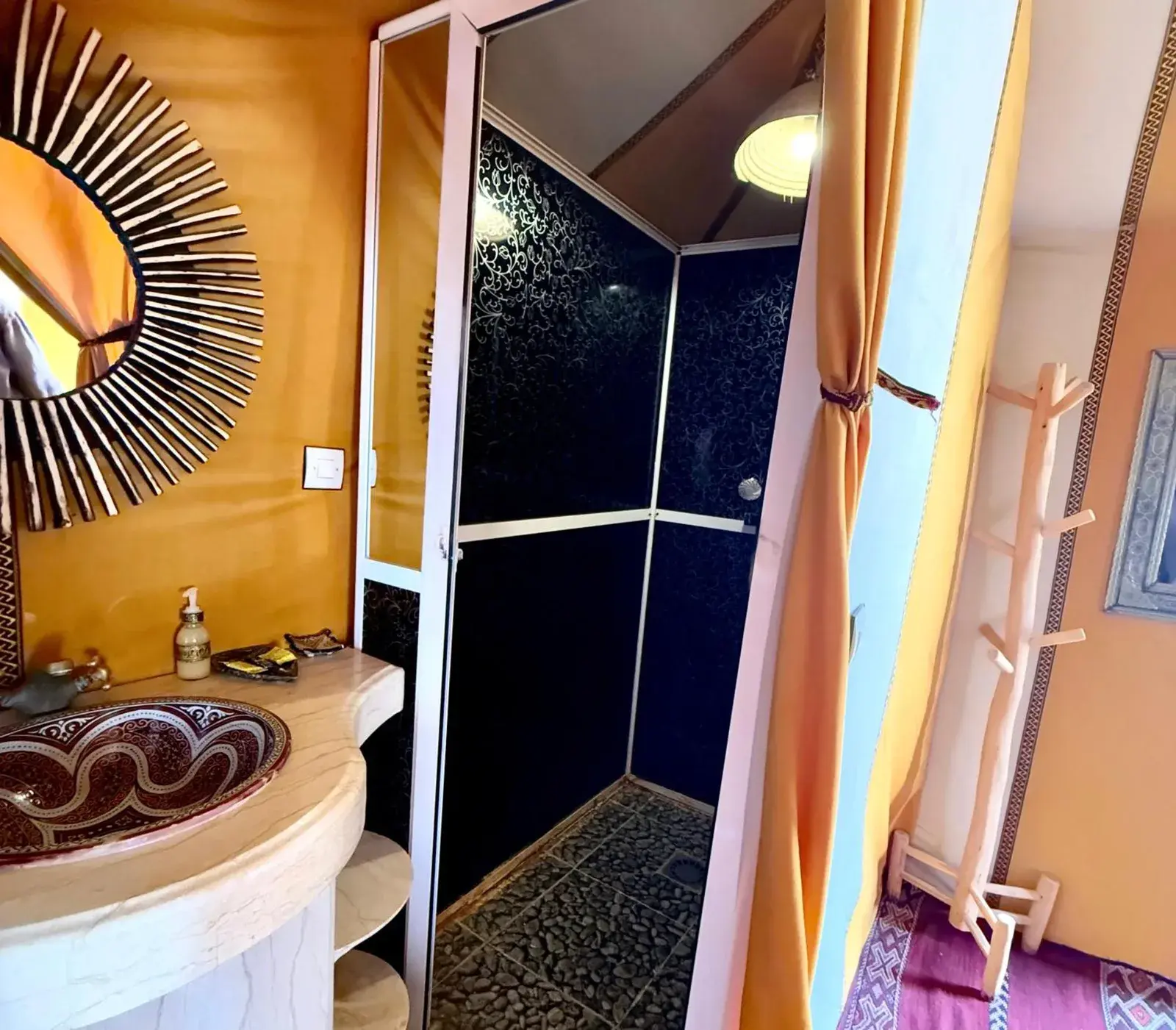 Duschbereich im privaten Bad im Merzouga Luxury Tents & Activities in Merzouga