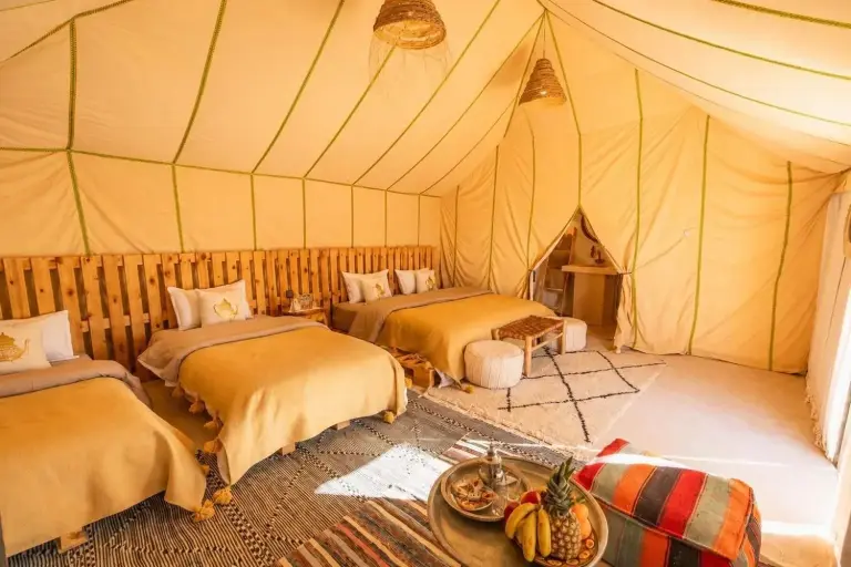 Drei Einzelbetten in einem luxuriösen Wüstenzelt im Merzouga Luxury Tents & Activities